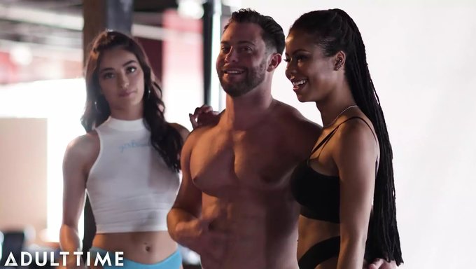 Trío Caliente Con Emily, Kira Y Seth, Con Un Intenso Lamido De Coño.
