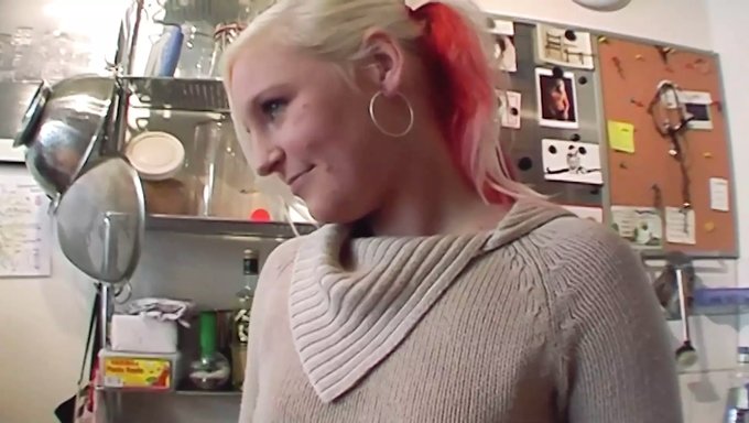 ¡mira A Esta Joven Rubia Recibir Una Follada Oral Y Profunda De Un Extraño! ¡te Dejará Sin Aliento!