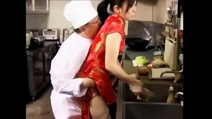 Una Actriz Japonesa Se Folla Dentro De La Cocina De Un Restaurante.