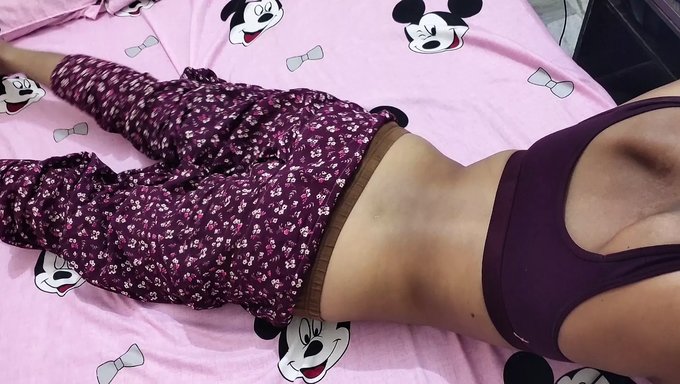 Adolescente Universitaria Recibe Una Follada En Su Coño Peludo En La Habitación Del Dormitorio