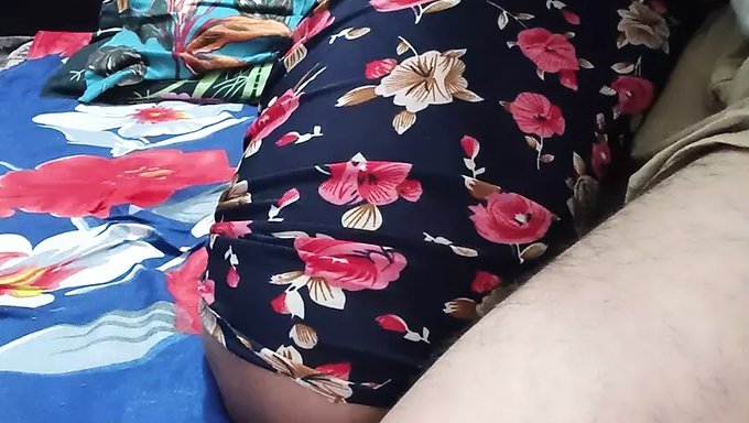 Una Adolescente Apretada Se Pone Traviesa En La Ducha