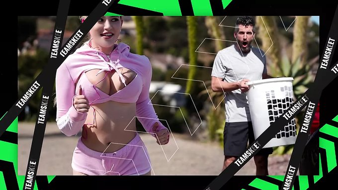 Una Adolescente Rubia Es Disciplinada Por Un Oficial De Seguridad En Una Escena Cfnm. ¡no Te Pierdas Esta Escena Caliente!