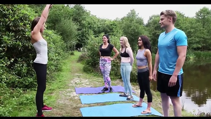 Instructor De Yoga Británico Se Sorprende Durante Una Sesión Al Aire Libre