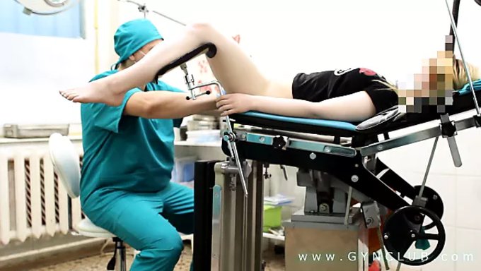 Adolescente Europea Con Tetas Más Grandes Es Examinada Por Un Ginecólogo