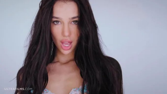 La Impresionante Morena Kama Oxid Se Entrega Al Juego En Solitario Frente A La Cámara