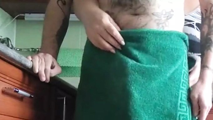 Mi Amiga Rusa Milf Me Masturba En La Cocina Hasta El Orgasmo