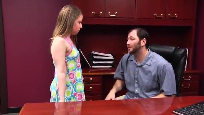 El Apretado Coño De Brooke Bliss Es Estirado Por La Polla De Papá