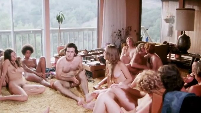 Clásico Vintage: Extraños Exploran La Intimidad En 1979