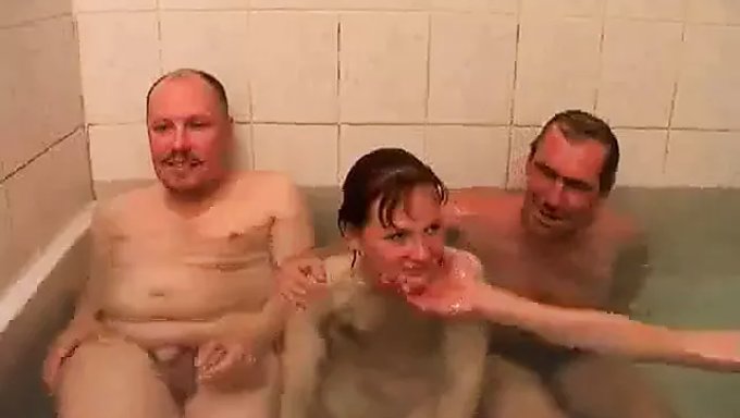 Increíble Video Botr De Una Linda Y Hermosa Nena Siendo Follada En La Bañera