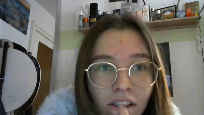El Tiempo De Juego En Solitario De Emmi, Una Adolescente Alemana De 18 Años Con Sus Pequeñas Tetas Y Su Coño Apretado