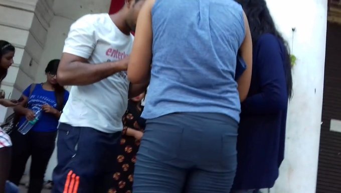 Culo Indio En Jeans Toma El Centro Del Escenario