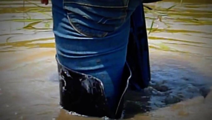 ¡botas Seductoras Cubiertas De Barro Para Una Experiencia Visual Sensual!
