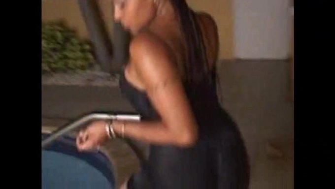 Modelo De Ébano Negro En La Cama Con Amante