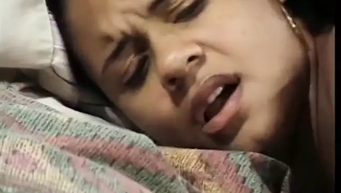 La Nena Tetona Toma Una Gran Polla Negra En Su Coño Peludo Y Recibe Una Corrida