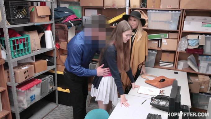 Sexo Grupal Más Viejo En Un Ambiente De Oficina