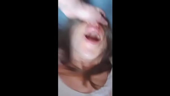 Una Mujer Le Pone Los Cuernos A Su Marido Con Un Amigo Cercano.