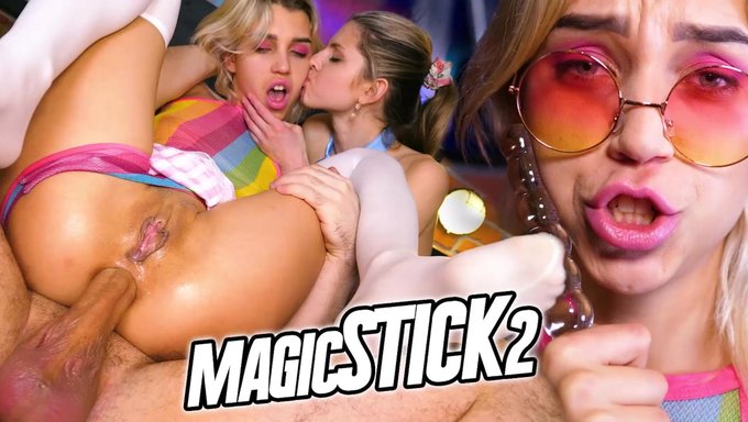 Teen (18+) Da Sexo Oral Y Semen En Un Trío Anal