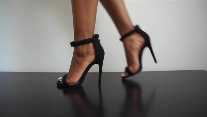 Sensual Ébano Piernas De Cerca En Tacones Altos