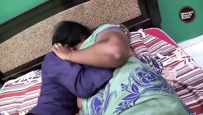 Tía Bisexual Disfruta De Un Encuentro Caliente Con Un Chico De Cable