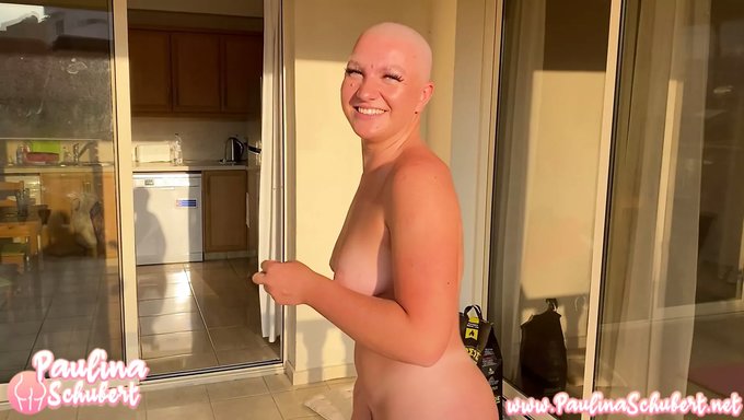 Coño Peludo Y Tetas En Exhibición En Video Público De Desnudos